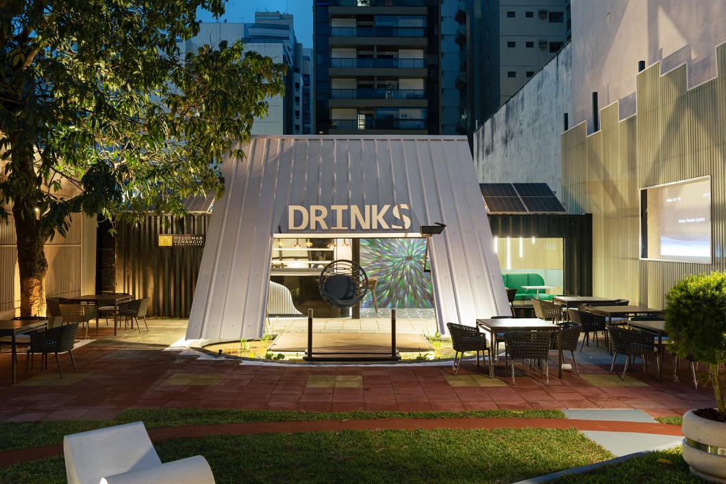 Ivan Aguiar e Heliomar Venancio - Drink Bar. O estabelecimento ocupa uma estrutura de container de 30 m² em uma área de 130 m² e traz uma interferência contemporânea na fachada, criada a partir de chapas de aço da ArcelorMittal. A operação do drink bar será do Hanaya Japonese Food e o ponto forte será a carta de drinques assinada por Matheus Cunha, bartender que está entre os dez maiores do mundo. Já o cardápio é assinado pelo chef Cayke Lass. Ivan Aguiar e Heliomar Venancio - Drink Bar. O estabelecimento ocupa uma estrutura de container de 30 m² em uma área de 130 m² e traz uma interferência contemporânea na fachada, criada a partir de chapas de aço da ArcelorMittal. A operação do drink bar será do Hanaya Japonese Food e o ponto forte será a carta de drinques assinada por Matheus Cunha, bartender que está entre os dez maiores do mundo. Já o cardápio é assinado pelo chef Cayke Lass.