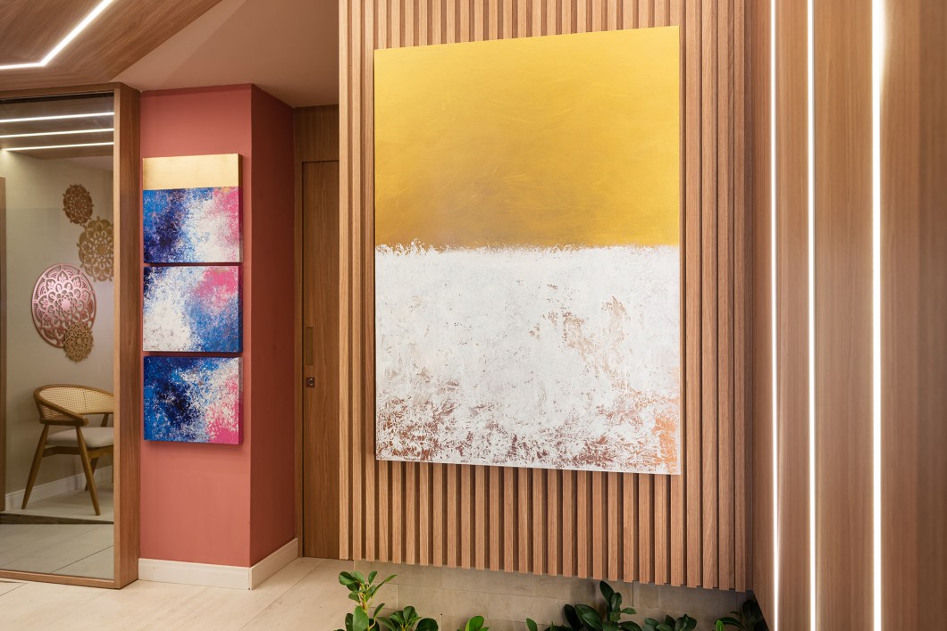Marina Brochieri - Hall e Lavabos Funcionais. Em um espaço de 15 m², a profissional criou um hall de entrada e dois lavabos: um de PNE unissex e outro feminino. A paleta de cores transita do rosé aliado ao efeito cimento queimado e do verde interagindo com o mdf padrão Jequitibá. As paredes ripadas ora no amadeirado, ora na laca verde,, aliadas ao jardim vertical e às obras contemporâneas de Rodrigo Dutra criam uma atmosfera leve e fresca. Marina Brochieri - Hall e Lavabos Funcionais. Em um espaço de 15 m², a profissional criou um hall de entrada e dois lavabos: um de PNE unissex e outro feminino. A paleta de cores transita do rosé aliado ao efeito cimento queimado e do verde interagindo com o mdf padrão Jequitibá. As paredes ripadas ora no amadeirado, ora na laca verde,, aliadas ao jardim vertical e às obras contemporâneas de Rodrigo Dutra criam uma atmosfera leve e fresca.