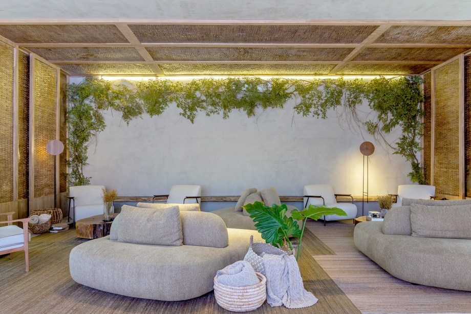 Liê Arquitetas - Lounge Brasal. A inspiração para a criação do espaço foi a natureza, que atua como parte integrante e ativa na qualificação, composição e decoração. A principal tendência do ambiente é o uso de materiais naturais, rústicos e feitos à mão. Ao mesmo tempo, o projeto tem a utilização de elementos high tech na iluminação, som, painéis de LED e no mobiliário produzido em alta tecnologia. Destaque para divisórias e tapetes feitos de palha trançada à mão, pedras naturais e irregulares e conceito de Wabi-sabi na decoração.