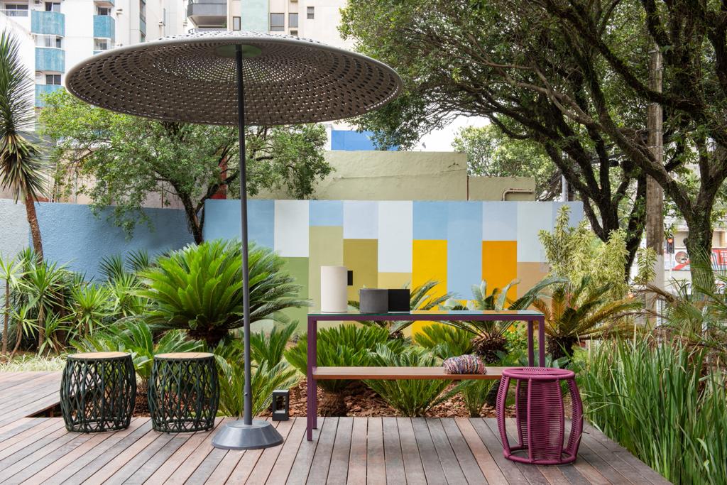 Renata Tristão - Jardim de Entrada. O ambiente que dá boas vindas à CASACOR conecta a recepção à casa e traz um paisagismo composto por elementos bem brasileiros e intervenção arquitetônica discreta e funcional. O deck rústico recebe peças contemporâneas, coloridas e lúdicas de mobiliário externo, compondo com as cores da fachada da mostra, sendo precedido e sucedido por peças de granito. Renata Tristão - Jardim de Entrada. O ambiente que dá boas vindas à CASACOR conecta a recepção à casa e traz um paisagismo composto por elementos bem brasileiros e intervenção arquitetônica discreta e funcional. O deck rústico recebe peças contemporâneas, coloridas e lúdicas de mobiliário externo, compondo com as cores da fachada da mostra, sendo precedido e sucedido por peças de granito.