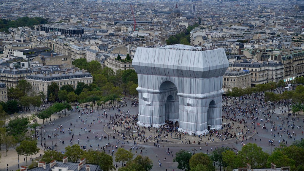 arco do trinfo em paris; intervenção artística;