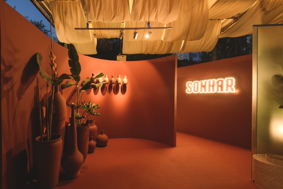 Brenda Rolin - Salão Origem. O espaço é destinado a exposições, onde saberes e empreendedorismo se encontram para transformar desejos em realidade. Dividido nos três eixos (sertão, serra e mar), o projeto do espaço discursa sobre olhares para o passado e futuro, tradição e inovação, identidade e diversidade. O cinema ao ar livre (o Cine Empreendedor) traz histórias de transformação individuais e comunitárias e a troca de experiências e conversas são garantidas com a exibição de trabalhos de artistas e artesãos.