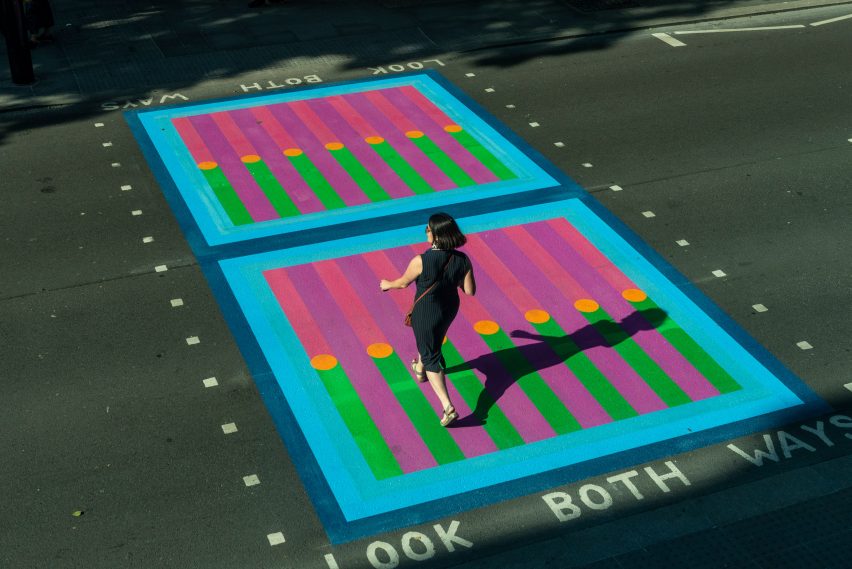yinka-ilori-crossings-london-design-festival_dezeen_2364_col_5-852×569 Yinka IIori desenvolve projeto que tem o objetivo de levar cores para as ruas de Londres