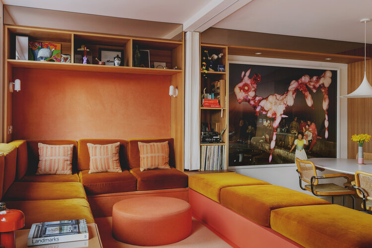 Casa germinada em Londres aposta em decoração dos anos 1970