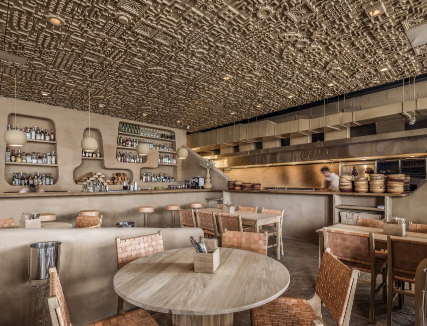veneno-restaurant-interiors-ceiling-mexico-guadalajara_dezeen_1704_col_10-852×652 Restaurante em Guadalajara tem teto idêntico a sítio arqueológico