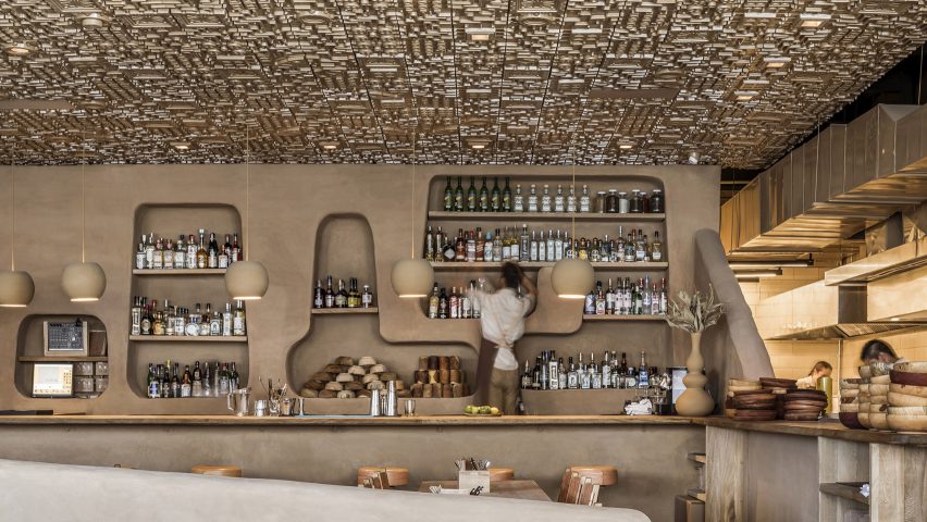 veneno-restaurant-interiors-ceiling-mexico-guadalajara_dezeen_hero1-852×480 Restaurante em Guadalajara tem teto idêntico a sítio arqueológico