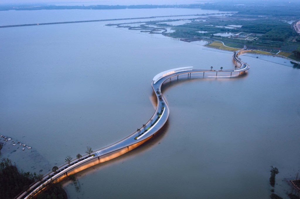 BAU679_Image_001 ponte sinuosa; xangai; china; arquitetura; paisagismo