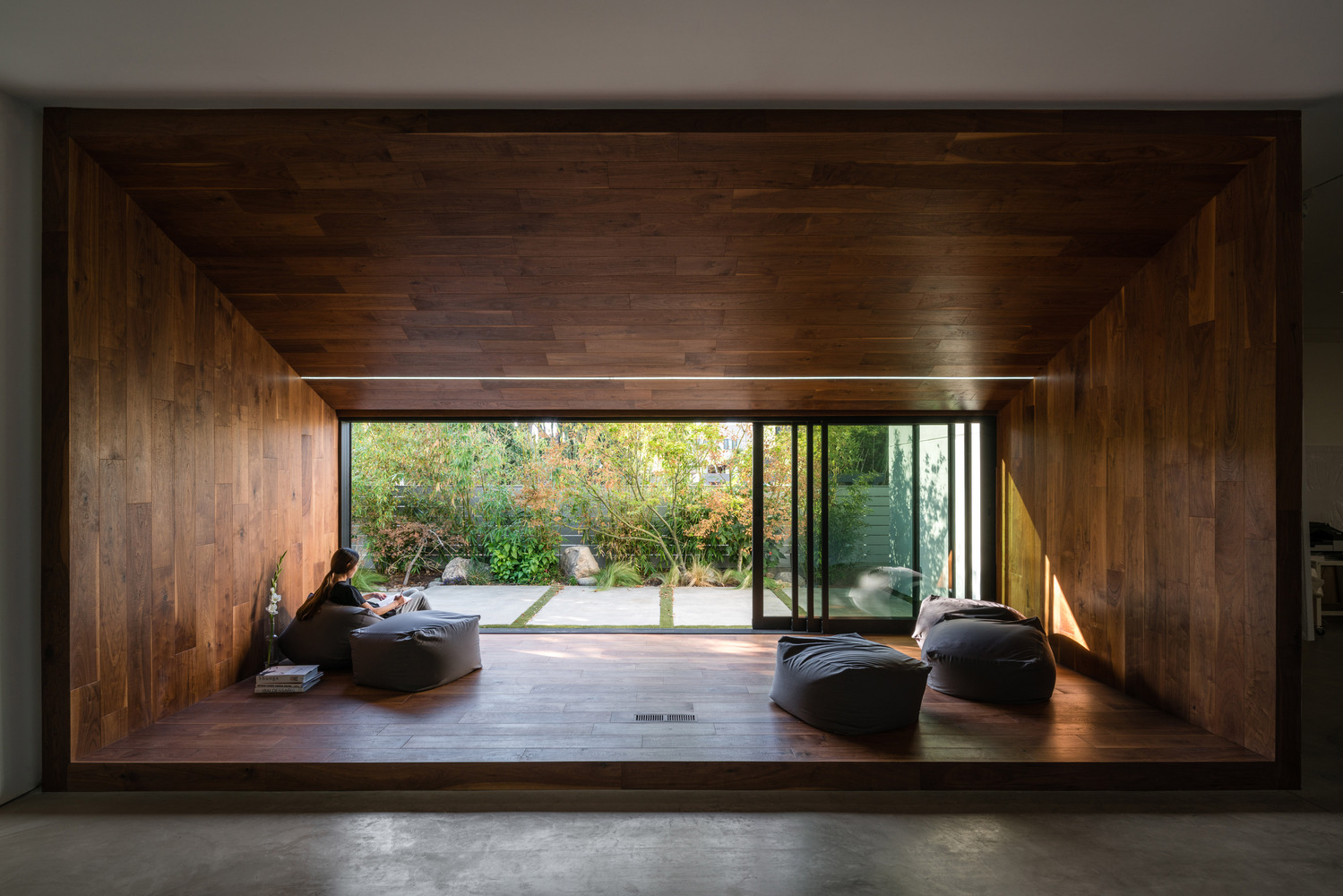 Casa Janss Dan Brunn Architecture &ndash; Brandon Shigeta/Archdaily &ndash; A casa, que se tornou refer&ecirc;ncia em Los Angeles nos ano anos 1970 e 80, foi reformada pelo Dan Brunn reconhecido por sua linguagem minimalista