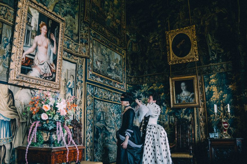 the-favourite-film-set-production-design_dezeen_2364_col_16-852×568 a favorita; filme oscar 2020; cenário; palácio; arquitetura;