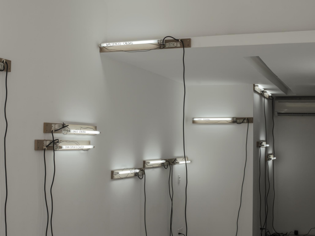 _6 Cabrita – 90º, objeto de metal, luz fluorescente e cabos elétricos. Multiplo Galeria Sp-Arte 2022 Cabrita - 90º, objeto de metal, luz fluorescente e cabos elétricos. Multiplo Galeria