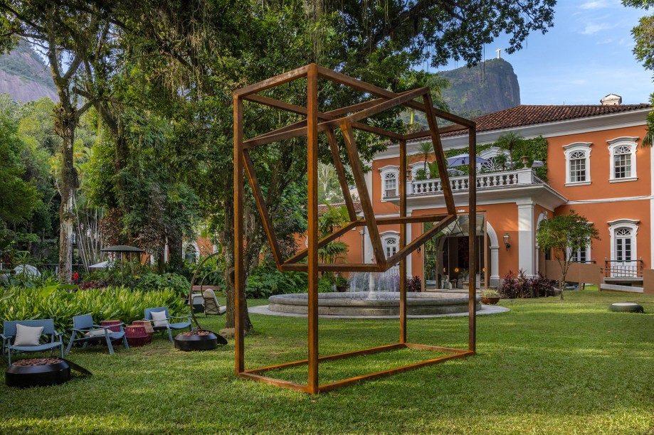 Ricardo Portilho - Jardim do Chafariz. De frente para a entrada principal da casa, o Jardim do Chafariz ganhou ainda mais destaque com a intervenção paisagística. Novas plantas nativas foram incorporadas ao espaço que recebeu também mobiliário elegante, todo em corda náutica. Uma combinação que resulta em um ambiente acolhedor, que alia bem-estar e conforto. Esculturas de Raul Mourão e Thelma Inecco trazem ainda mais charme ao espaço, pensado como uma homenagem à Odaléa Brando Barbosa, a antiga proprietária do imóvel.