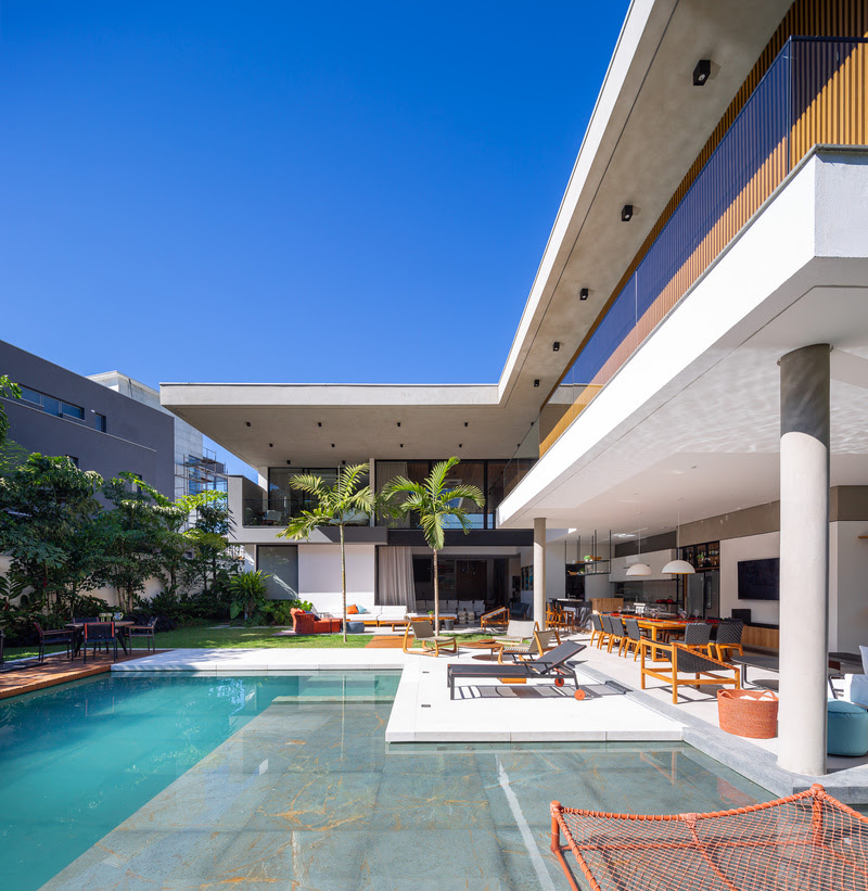 Casa de praia no litoral paulista tem luz natural e decoração funcional