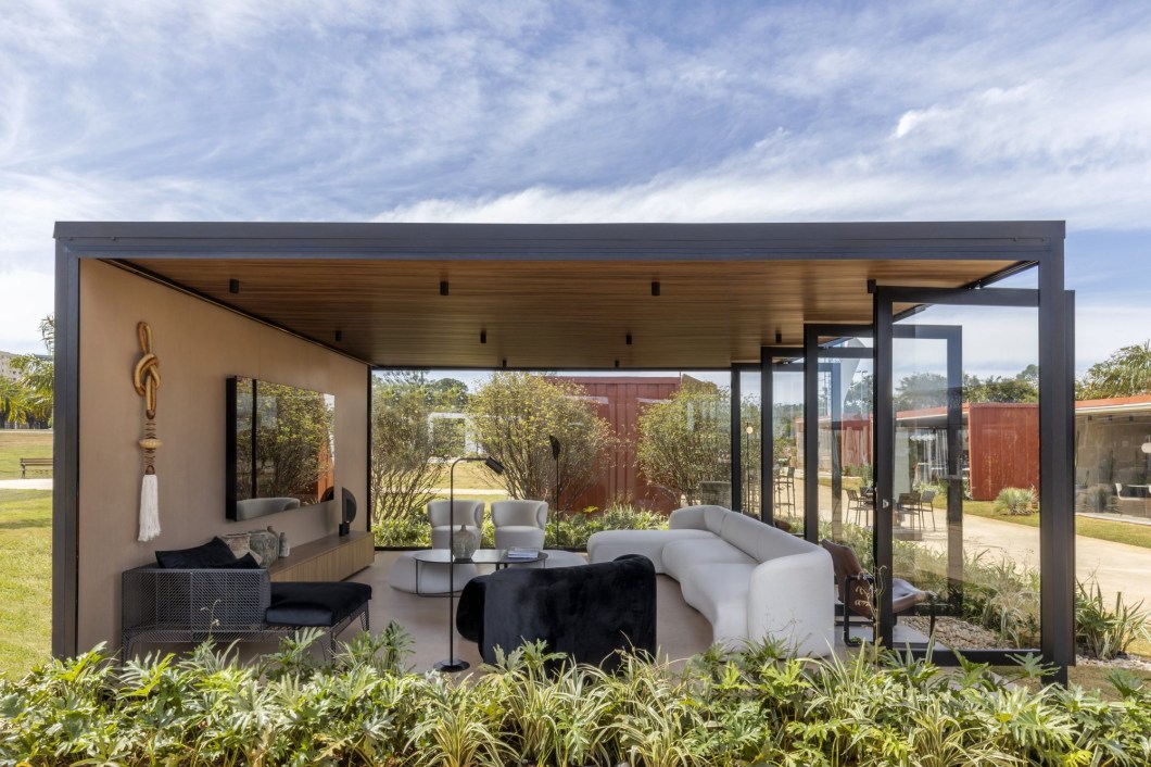 Danilo Noleto- Casa Bubble. Abraçado por um lindo jardim, o ambiente projetado pelo arquiteto Danilo Noleto foi pensado para ser um espaço de refúgio. A poltrona Bubble é o ponto de partida da inspiração. Este local de estar e se sentir bem tem predominância de madeira com um toque minimalista de simplicidade. Os tons terrosos, pastéis e secos e as esquadrias pretas em contraponto com tons claros deixam o ambiente sóbrio e aconchegante. O mobiliário orgânico valoriza o design e os poucos elementos de iluminação deixam a atmosfera segura e convidativa. Danilo Noleto- Casa Bubble. Abraçado por um lindo jardim, o ambiente projetado pelo arquiteto Danilo Noleto foi pensado para ser um espaço de refúgio. A poltrona Bubble é o ponto de partida da inspiração. Este local de estar e se sentir bem tem predominância de madeira com um toque minimalista de simplicidade. Os tons terrosos, pastéis e secos e as esquadrias pretas em contraponto com tons claros deixam o ambiente sóbrio e aconchegante. O mobiliário orgânico valoriza o design e os poucos elementos de iluminação deixam a atmosfera segura e convidativa.