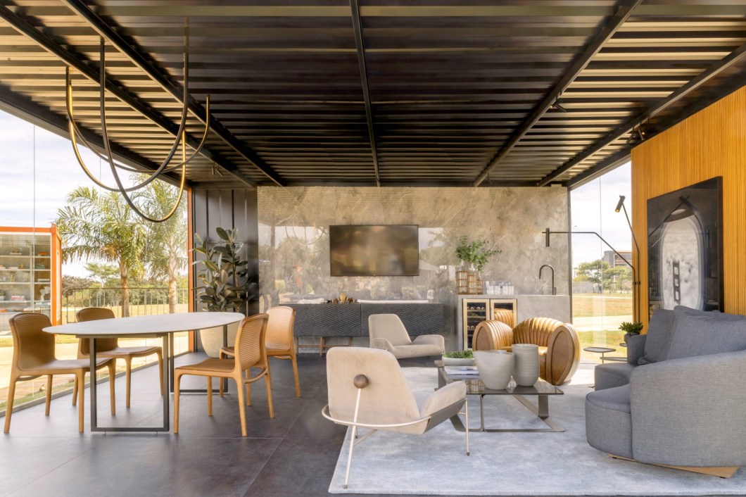 Brava Arquitetura- Lounge Fieto. Pensado para receber e evidenciar relações comerciais, o ambiente projetado pelos Arquitetos Paulo Valle e Lucas Branquinho une o sofisticado e aconchegante, com peças assinadas por grandes nomes do design brasileiro. O painel ripado amadeirado reforçam o clima dramático e o mobiliário contemporâneo é ainda mais evidenciado com a iluminação intimista focal do ambiente. O espaço também conta com uma praça externa de paisagismo exótico assinado por Miriam Coelho, sendo coroada com uma Oliveira Centenária. Brava Arquitetura- Lounge Fieto. Pensado para receber e evidenciar relações comerciais, o ambiente projetado pelos Arquitetos Paulo Valle e Lucas Branquinho une o sofisticado e aconchegante, com peças assinadas por grandes nomes do design brasileiro. O painel ripado amadeirado reforçam o clima dramático e o mobiliário contemporâneo é ainda mais evidenciado com a iluminação intimista focal do ambiente. O espaço também conta com uma praça externa de paisagismo exótico assinado por Miriam Coelho, sendo coroada com uma Oliveira Centenária.