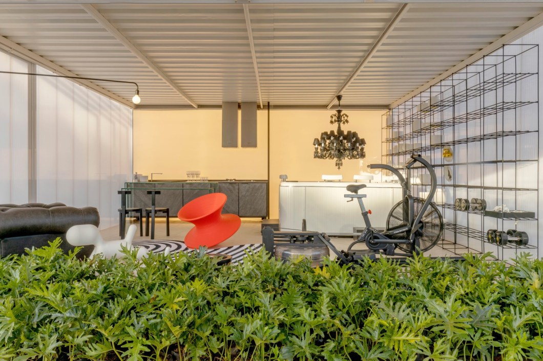 Cristóvão Bisneto Studio- Multipurpose Studio. Criar um ambiente multifuncional, como já sugere o termo em inglês “Multipurpose”, foi o ponto de inspiração do arquiteto Cristóvão Bisneto. A fachada do ambiente é um grande cubo prismático, limpo e iluminado, conectado à área externa por um pergolado facetado em “L” e um deck de madeira ecológica. Por dentro, o mix de estilos, assinatura marcante do arquiteto, se faz presente, tendo como arremate alguns pontos de cor encontrados em móveis de design assinado, sempre evidentes em suas criações e eternizados em uma frase autoral: “As cores são o tempero do ambiente”. O mobiliário emblemático traz peças com traços clássicos do estilo “Oxford Inglês” e também itens mais lúdicos ao estilo “Toy Art”. Cristóvão Bisneto Studio- Multipurpose Studio. Criar um ambiente multifuncional, como já sugere o termo em inglês “Multipurpose”, foi o ponto de inspiração do arquiteto Cristóvão Bisneto. A fachada do ambiente é um grande cubo prismático, limpo e iluminado, conectado à área externa por um pergolado facetado em “L” e um deck de madeira ecológica. Por dentro, o mix de estilos, assinatura marcante do arquiteto, se faz presente, tendo como arremate alguns pontos de cor encontrados em móveis de design assinado, sempre evidentes em suas criações e eternizados em uma frase autoral: “As cores são o tempero do ambiente”. O mobiliário emblemático traz peças com traços clássicos do estilo “Oxford Inglês” e também itens mais lúdicos ao estilo “Toy Art”.