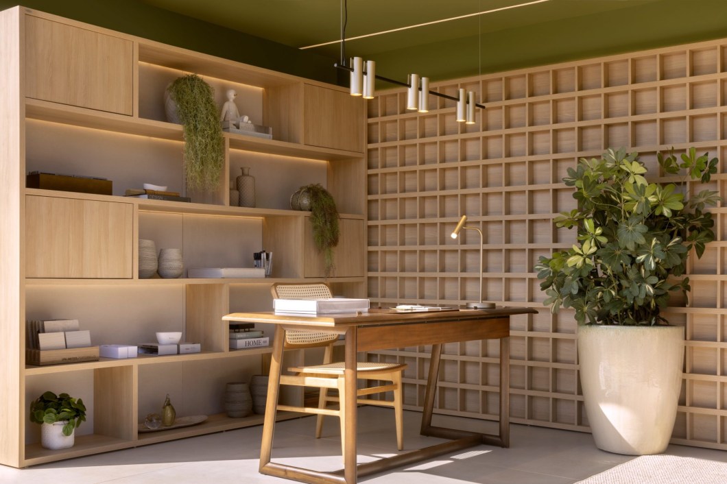 Wilton Fonseca e Carleane Camargo - Ateliê CW. Trabalhar em casa de forma prazerosa é possível dentro do conceito do ambiente projetado pelos arquitetos Wiltton Fonseca e Carleane Camargo. A ideia central é que o ateliê para um arquiteto desenvolver seu trabalho não tenha cara de home office. Para aguçar a criação e proporcionar conexão com a natureza, os profissionais apostaram na tonalidade verde. Os elementos naturais como madeira e fibra natural denotam naturalidade ao ambiente, que conta ainda com iluminação direta sobre a mesa de trabalho e luz de leitura próxima às poltronas, tudo para harmonizar com a experiência e proposta do espaço. Wilton Fonseca e Carleane Camargo - Ateliê CW. Trabalhar em casa de forma prazerosa é possível dentro do conceito do ambiente projetado pelos arquitetos Wiltton Fonseca e Carleane Camargo. A ideia central é que o ateliê para um arquiteto desenvolver seu trabalho não tenha cara de home office. Para aguçar a criação e proporcionar conexão com a natureza, os profissionais apostaram na tonalidade verde. Os elementos naturais como madeira e fibra natural denotam naturalidade ao ambiente, que conta ainda com iluminação direta sobre a mesa de trabalho e luz de leitura próxima às poltronas, tudo para harmonizar com a experiência e proposta do espaço.