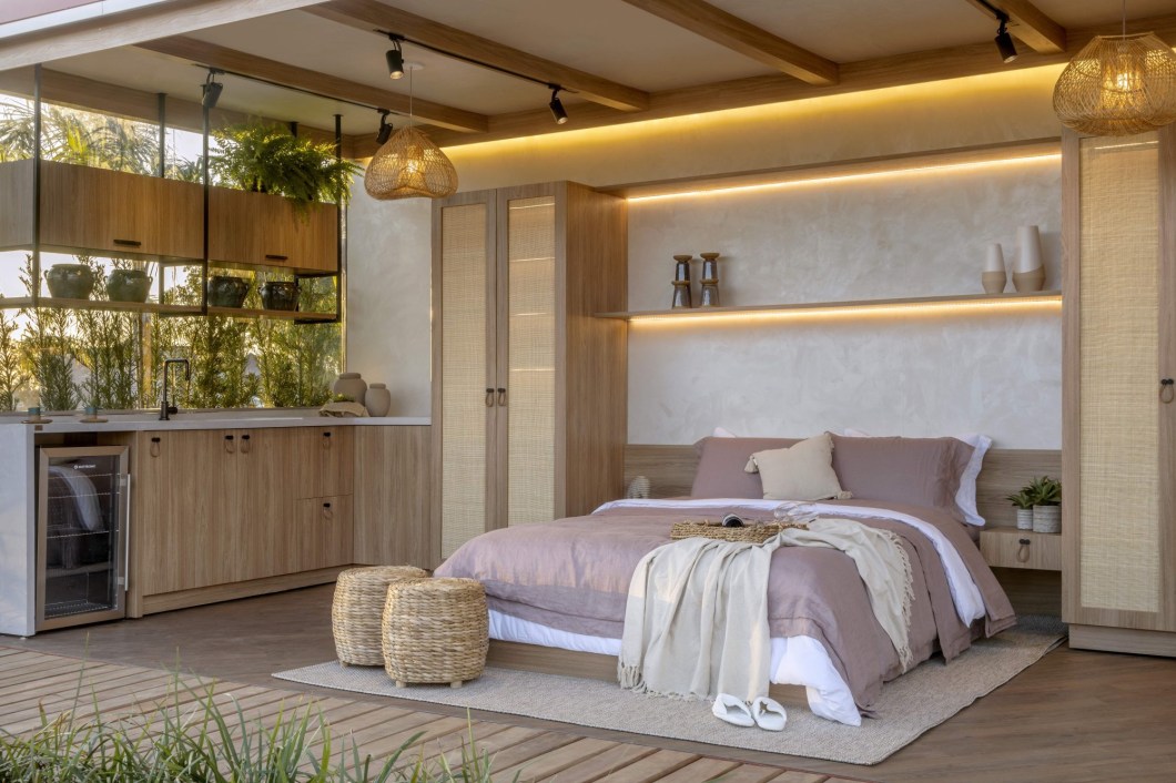 Primia House Arquitetura- Bangalô Madeicom. Valorizando o aspecto natural dos elementos com uma estética rústica, despojada e monocromática, Arthur e Milena desenvolveram um espaço acolhedor e preparado para um final de semana rodeado de natureza e completamente desligado da correria da cidade. Uma pequena casa, porém, essencial e repleta de histórias. Seguindo o conceito do estilo arquitetônico “Wabi Sabi”, a dupla escolheu uma paleta de cores outonal, que aquecem o ambiente. Uma iluminação indireta de tons quentes completa a sensação de aconchego. Primia House Arquitetura- Bangalô Madeicom. Valorizando o aspecto natural dos elementos com uma estética rústica, despojada e monocromática, Arthur e Milena desenvolveram um espaço acolhedor e preparado para um final de semana rodeado de natureza e completamente desligado da correria da cidade. Uma pequena casa, porém, essencial e repleta de histórias. Seguindo o conceito do estilo arquitetônico “Wabi Sabi”, a dupla escolheu uma paleta de cores outonal, que aquecem o ambiente. Uma iluminação indireta de tons quentes completa a sensação de aconchego.