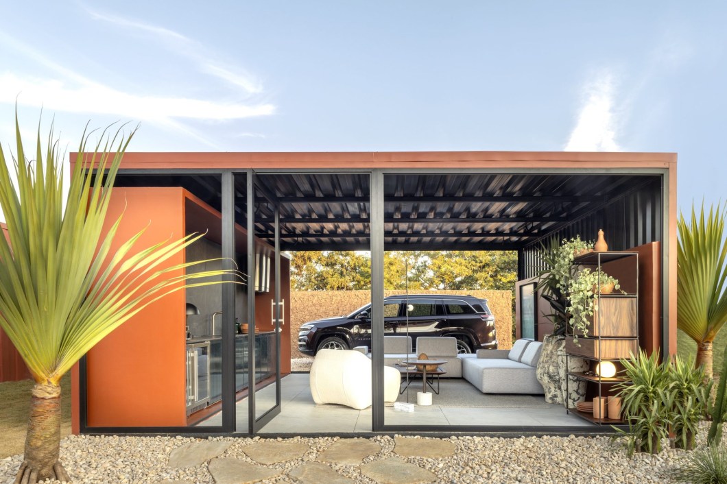 Marka Arquitetura- Garagem Estúdio do Viajante. Os arquitetos Kaio Vilanova e Manoel Figueiredo criaram um ambiente masculino, para um homem que adora viajar, curtir a natureza e se reunir com amigos para compartilhar suas experiências. Inspirado no Jalapão, o ambiente é uma garagem estilo loft, com área de estar e convivência e, por isso, o carro tem local de destaque. Remetendo a um dos principais pontos turísticos do Jalapão, a Pedra Furada, a parede de fundo foi revestida com barro. A área de estar e convivência conta com um pequeno apoio de cozinha, adega e cervejeira. Os tons de terracota se complementam à iluminação dramática e sóbria, às peças de design e às obras de arte. Marka Arquitetura- Garagem Estúdio do Viajante. Os arquitetos Kaio Vilanova e Manoel Figueiredo criaram um ambiente masculino, para um homem que adora viajar, curtir a natureza e se reunir com amigos para compartilhar suas experiências. Inspirado no Jalapão, o ambiente é uma garagem estilo loft, com área de estar e convivência e, por isso, o carro tem local de destaque. Remetendo a um dos principais pontos turísticos do Jalapão, a Pedra Furada, a parede de fundo foi revestida com barro. A área de estar e convivência conta com um pequeno apoio de cozinha, adega e cervejeira. Os tons de terracota se complementam à iluminação dramática e sóbria, às peças de design e às obras de arte.