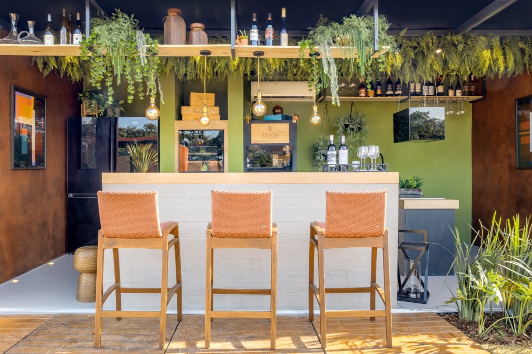 Bruno Cattini e Gustavo Carneiro- O Wine Bar. Assinado pelos arquitetos Bruno Cattini e Gustavo Carneiro possui um layout que prioriza a integração. Composto por uma área interna e outra externa que acolhe mesas e petits lounges, o local tem como destaque o uso de revestimentos e texturas, cores e muitos elementos naturais para criar conexão com o público. Com arquitetura intimista e cosmopolita, o ambiente se torna convidativo a apreciar um bom vinho e momentos descontraídos. O paisagismo foi assinado por Iemíria Rezende, que trouxe as palmeiras do cerrado, típicas das nossas praias e cachoeiras, além de belíssimos vasos Vietnamitas, incorporando a elegância do simples e natural com a sensibilidade do requinte. Bruno Cattini e Gustavo Carneiro- O Wine Bar. Assinado pelos arquitetos Bruno Cattini e Gustavo Carneiro possui um layout que prioriza a integração. Composto por uma área interna e outra externa que acolhe mesas e petits lounges, o local tem como destaque o uso de revestimentos e texturas, cores e muitos elementos naturais para criar conexão com o público. Com arquitetura intimista e cosmopolita, o ambiente se torna convidativo a apreciar um bom vinho e momentos descontraídos. O paisagismo foi assinado por Iemíria Rezende, que trouxe as palmeiras do cerrado, típicas das nossas praias e cachoeiras, além de belíssimos vasos Vietnamitas, incorporando a elegância do simples e natural com a sensibilidade do requinte.