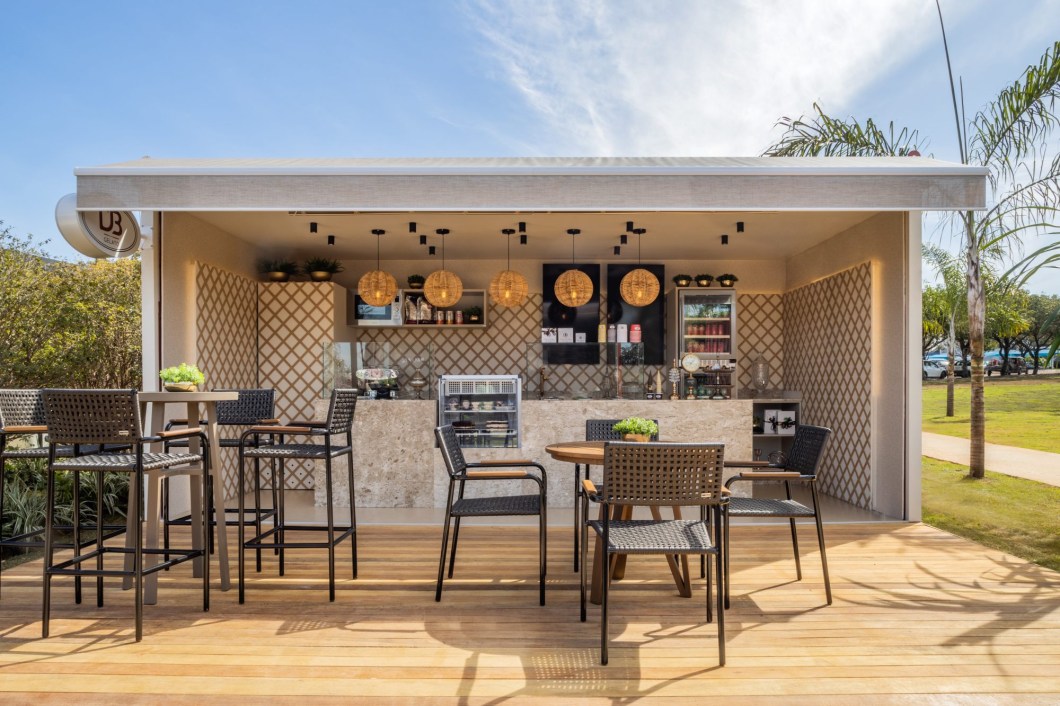 D.A. Arquitetura- Gelateria. Apostando numa cartela de cores neutras e texturas que remetem à tão conhecida casquinha de sorvete, os Arquitetos Dário, Dieferson e Darlyel criaram um ambiente monocromático e objetivo. A atemporalidade e sofisticação da cartela de cores bege expressa a delicadeza e sofisticação do simples e traz uma grande sensação de conforto para o ambiente. A textura na parede, pedra natural na bancada e luminárias de palha com luz quente, se revelam como elementos sensoriais e agregam ainda mais naturalidade à sorveteria. D.A. Arquitetura- Gelateria. Apostando numa cartela de cores neutras e texturas que remetem à tão conhecida casquinha de sorvete, os Arquitetos Dário, Dieferson e Darlyel criaram um ambiente monocromático e objetivo. A atemporalidade e sofisticação da cartela de cores bege expressa a delicadeza e sofisticação do simples e traz uma grande sensação de conforto para o ambiente. A textura na parede, pedra natural na bancada e luminárias de palha com luz quente, se revelam como elementos sensoriais e agregam ainda mais naturalidade à sorveteria.