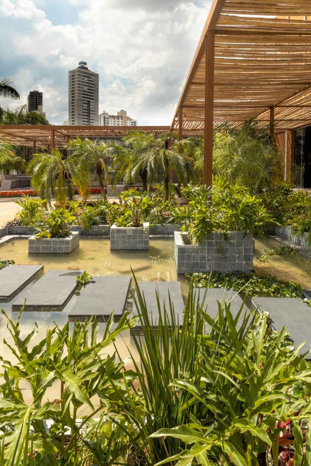 Praça Externa, por Shoraya Canêdo. Ambiente da CASACOR Goiás 2022.