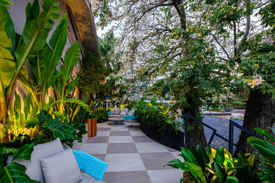 Carolina Steigleder e Olivia Moreno - Terraza Contemporánea. No primeiro andar do bloco principal do antigo hotel que este ano serve de cenário para a CASACOR Bolívia, Carolina Steigleder e Olivia Moreno intervieram em um espaço chamado Terraço Contemporâneo. No entanto, os profissionais cobrem também um espaço interior muito particular: trata-se de uma sala, de 14 m2, destinada a jogar cartas e desfrutar de um bom vinho da adega. Ao chegar ao terraço encontramos um oásis urbano, rodeado por muita vegetação... Um local ideal para descansar, apreciar a vista e tirar fotografias ao ar livre. Os visitantes podem desfrutar de uma excelente vista panorâmica da mostra de arquitetura, design e paisagismo.