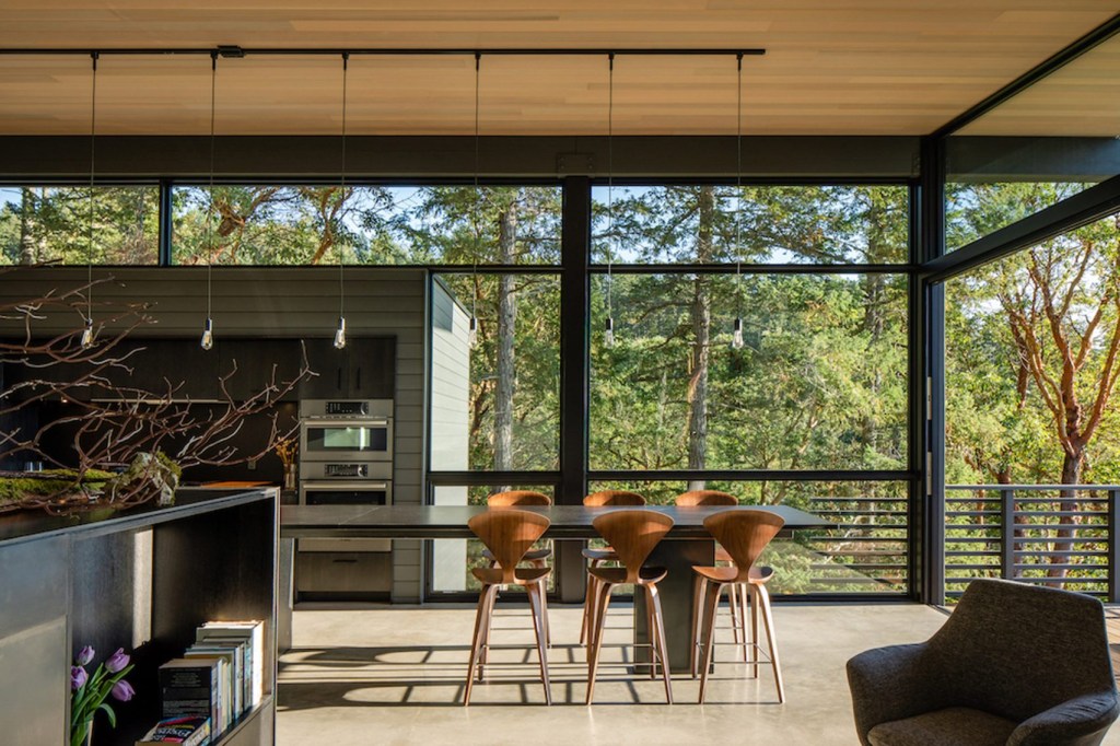 heliotrope-the-buck-mountain-cabin-washington-us-residential-architecture-airhart_dezeen_2364_col_7-1704×1135 Cabana charmosa e industrial no meio da floresta em Washington