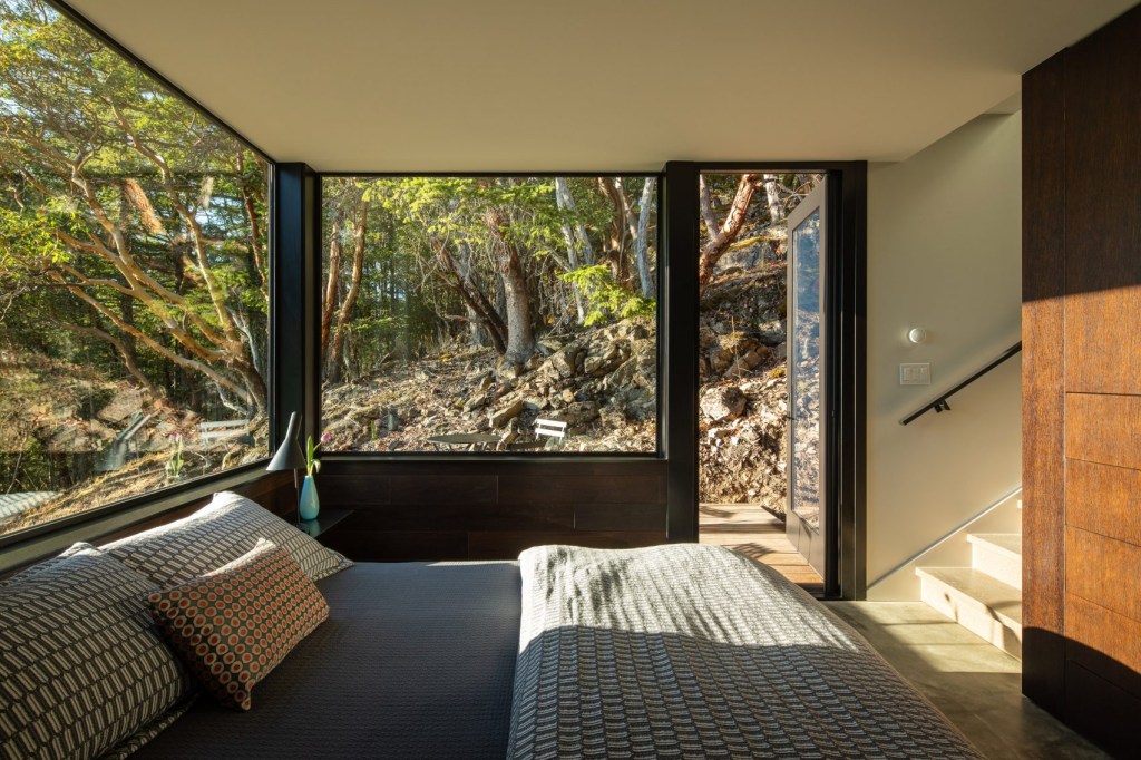 heliotrope-the-buck-mountain-cabin-washington-us-residential-architecture-airhart_dezeen_2364_col_9-1704×1136 Cabana charmosa e industrial no meio da floresta em Washington