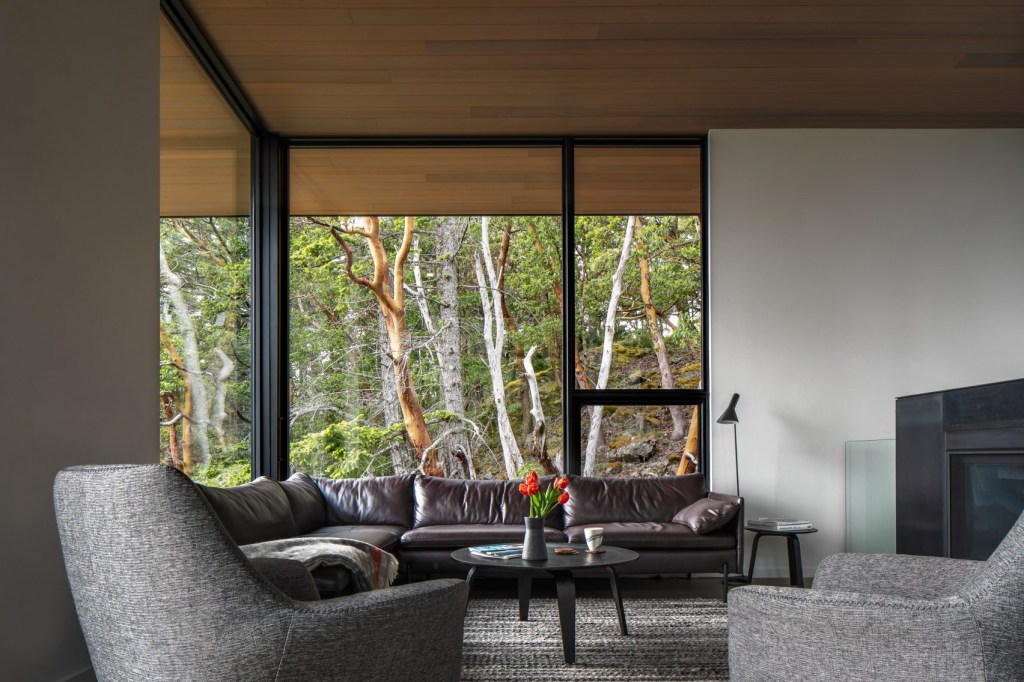 heliotrope-the-buck-mountain-cabin-washington-us-residential-architecture-howe_dezeen_2364_col_3-1704×1136 Cabana charmosa e industrial no meio da floresta em Washington