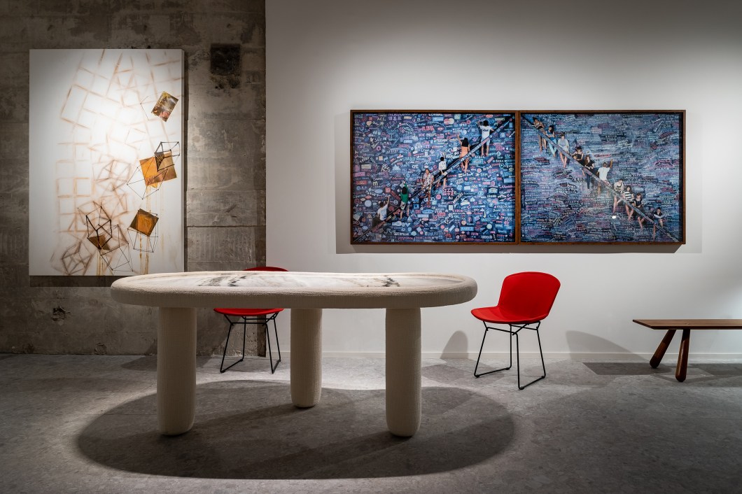 Debaixo do Bloco - Galeria Nova Modernista. "Recepção ou galeria de arte? A dúvida fica no ar diante do garimpo que Clay Rodrigues traz para o espaço de 100 m² em sua primeira participação na mostra paulistana, terceira no total, visto que o arquiteto já assinou ambientes em edições brasilienses. Branco e vermelho colorem a paleta, num flerte com trabalhos de Lina Bo Bardi. Repare no conjunto de poltronas de Oscar Niemeyer, bufê de Giuseppe Scapinelli, carrinho de Carlo Hauner e nas telas e esculturas de Daisy Xavier, Francisco Galeno, Roland Gebhardt e Viviane Rosa, reunidos em homenagem ao centenário da Semana de Arte de 1922. Debaixo do Bloco - Galeria Nova Modernista. "Recepção ou galeria de arte? A dúvida fica no ar diante do garimpo que Clay Rodrigues traz para o espaço de 100 m² em sua primeira participação na mostra paulistana, terceira no total, visto que o arquiteto já assinou ambientes em edições brasilienses. Branco e vermelho colorem a paleta, num flerte com trabalhos de Lina Bo Bardi. Repare no conjunto de poltronas de Oscar Niemeyer, bufê de Giuseppe Scapinelli, carrinho de Carlo Hauner e nas telas e esculturas de Daisy Xavier, Francisco Galeno, Roland Gebhardt e Viviane Rosa, reunidos em homenagem ao centenário da Semana de Arte de 1922.