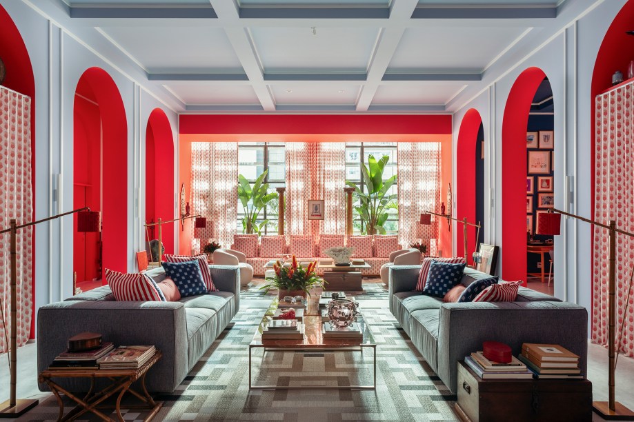 <strong>MAXIMALISTA: </strong>Se para o seu pai mais é sempre menos, o ambiente de Marcelo Salum para a CASACOR São Paulo 2022 é uma boa pedida. Com um décor que não passa despercebido, o arquiteto apostou em cores vibrantes e estampas criativas para criar um visual cheio de personalidade. <strong>Ambiente: </strong><strong>Casa Coral - Marcelo Salum. CASACOR São Paulo 2022.</strong>