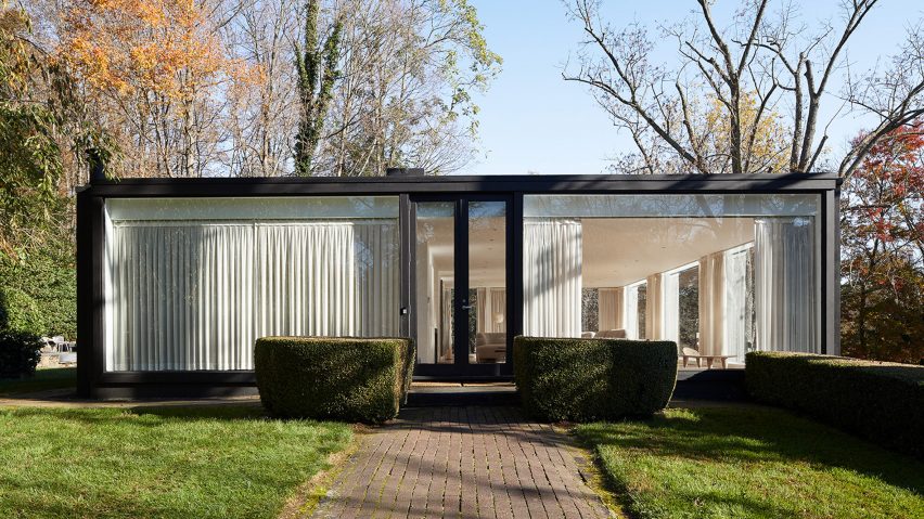 Décor eclético e minimalista ganha protagonismo nesta casa rodeada de vidro