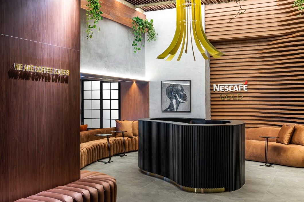 Fernanda Rubatino Arquitetura - Nescafé Gold Experience. As montanhas de Minas Gerais, região que faz parte da história do café no Brasil, inspiraram a arquiteta Fernanda Rubatino na criação do ambiente. Linhas curvas estão por toda a parte no espaço, onde o grão é protagonista. "Para a decoração, escolhi obras de arte e poltronas confortáveis para os visitantes curtirem o momento enquanto degustam a bebida preparada pelos baristas", conta. Cores quentes completam o visual e trazem um clima aconchegante. Um detalhe interessante: os tubos que mostram as diferentes torras do café foram sobrepostos ao papel de parede de linho, que lembra a textura dos sacos usados para armazenar o grão. Fernanda Rubatino Arquitetura - Nescafé Gold Experience. As montanhas de Minas Gerais, região que faz parte da história do café no Brasil, inspiraram a arquiteta Fernanda Rubatino na criação do ambiente. Linhas curvas estão por toda a parte no espaço, onde o grão é protagonista. "Para a decoração, escolhi obras de arte e poltronas confortáveis para os visitantes curtirem o momento enquanto degustam a bebida preparada pelos baristas", conta. Cores quentes completam o visual e trazem um clima aconchegante. Um detalhe interessante: os tubos que mostram as diferentes torras do café foram sobrepostos ao papel de parede de linho, que lembra a textura dos sacos usados para armazenar o grão.