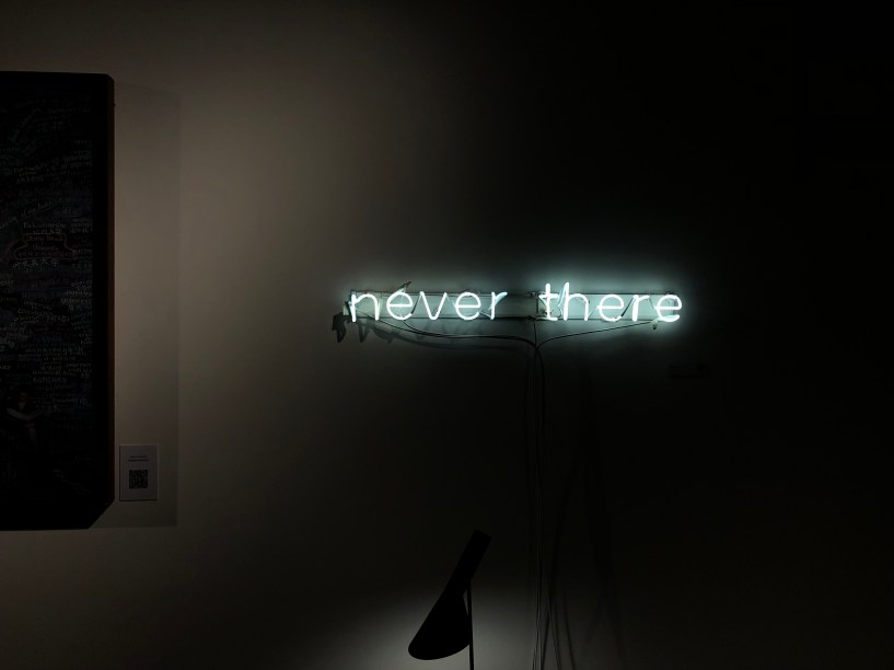 Never There (em tradução para o português: "Nunca Lá"). Debaixo do Bloco - Galeria Nova Modernista. Projeto da CASACOR São Paulo 2022 /