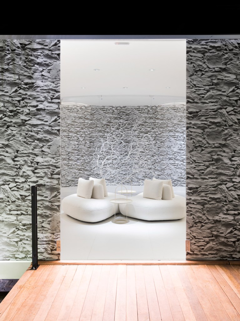 brunete fraccaroli casacor sp 2022 atraves olhar led branco sala sofa madeira