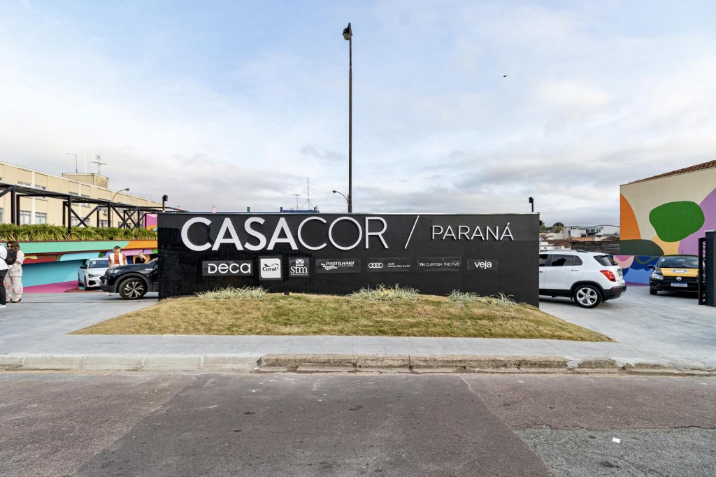 Praça frontal CASACOR Paraná 2022 com mural