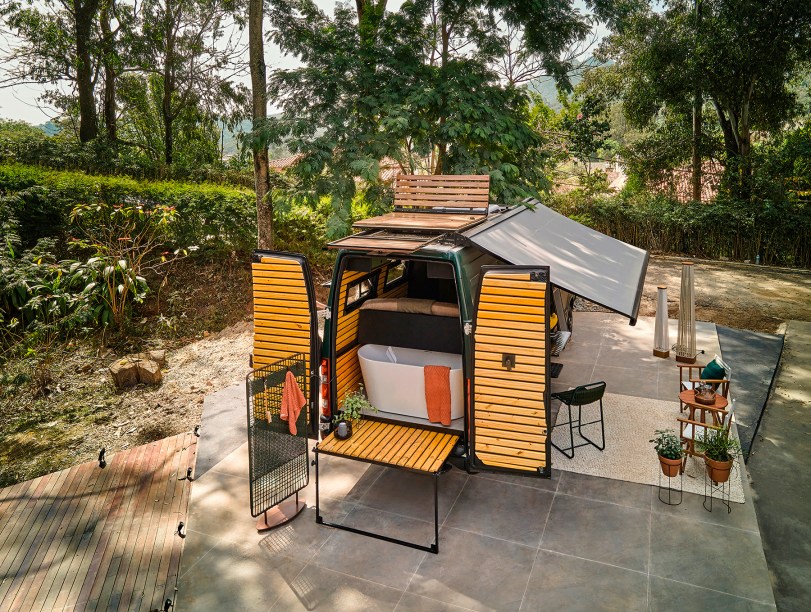 BCMF Arquitetos - Motorhome. Assinado por Silvio Todeschi e Marcos Guimaraes, o projeto mostra que o motorhome é literalmente uma viagem, mesmo antes de sair para a estrada. E, quando sai, pode levar a casa com muito conforto e charme. Aqui, ela tem deck que vira espreguiçadeira no teto e, encaixada embaixo do sofá/ cama, há até uma banheira. No revestimento, além da madeira ripada do teto e paredes, a fórmica está no piso, bancada, banheiro e armário e confere leveza e charme.