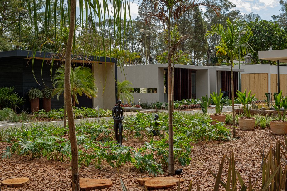 O Jardim Infinito, de Jordânia Barros também conta com esculturas distribuídas entre a vegetação.