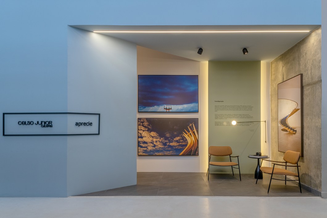 CADA Arquitetura - Galeria. O escritório estreia na mostra com um ambiente dedicado ao premiado fotógrafo Celso Junior. Obras do artista, em diferentes formatos e tamanhos e com fotos predominantes de Brasília, estão espalhadas pelos 23 m². Com pintura em tons pastel, iluminação direcionada para as obras e fachada de vidro, o espaço conta com duas poltronas, um aparador e um banco de madeira. A ideia das arquitetas Amanda Rodrigues e Bianca Falcão é que as obras temáticas despertem nos visitantes suas melhores memórias afetivas com a capital. CADA Arquitetura - Galeria. O escritório estreia na mostra com um ambiente dedicado ao premiado fotógrafo Celso Junior. Obras do artista, em diferentes formatos e tamanhos e com fotos predominantes de Brasília, estão espalhadas pelos 23 m². Com pintura em tons pastel, iluminação direcionada para as obras e fachada de vidro, o espaço conta com duas poltronas, um aparador e um banco de madeira. A ideia das arquitetas Amanda Rodrigues e Bianca Falcão é que as obras temáticas despertem nos visitantes suas melhores memórias afetivas com a capital.