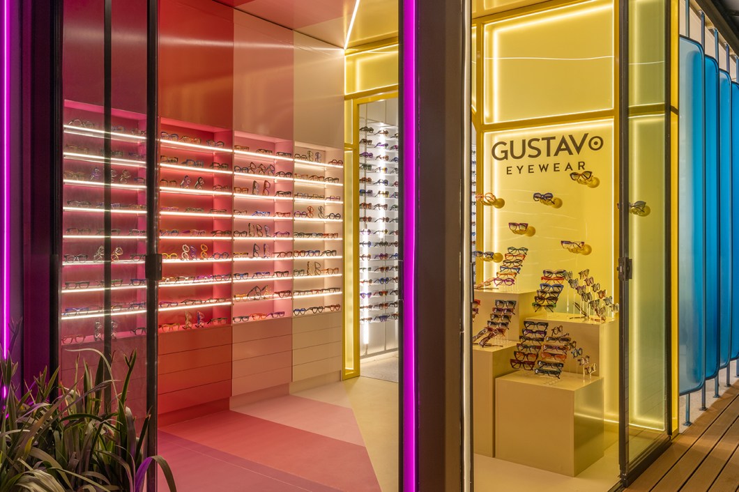 Caroline Nogueira e Olívia Campos - Ótica Pop-up. O ambiente de 18 m² de construção modular acompanha uma tendência comercial de pop-up store, que gera conexão com o público em uma proposta de espaços mais compactos e soluções arquitetônicas mais ousadas. A marca que ocupará o local é a Gustavo Eyewear, com óculos pintados à mão, quase todos exclusivos e de tiragem única. Com muito metal, vidro e madeira, as arquitetas investiram em cores vivas – com destaque para o céu de Brasília – e utilizaram técnicas de percepção visual, perspectiva e concepção cênica, além de trazer o conceito dos espaços instagramáveis. Caroline Nogueira e Olívia Campos - Ótica Pop-up. O ambiente de 18 m² de construção modular acompanha uma tendência comercial de pop-up store, que gera conexão com o público em uma proposta de espaços mais compactos e soluções arquitetônicas mais ousadas. A marca que ocupará o local é a Gustavo Eyewear, com óculos pintados à mão, quase todos exclusivos e de tiragem única. Com muito metal, vidro e madeira, as arquitetas investiram em cores vivas – com destaque para o céu de Brasília – e utilizaram técnicas de percepção visual, perspectiva e concepção cênica, além de trazer o conceito dos espaços instagramáveis.