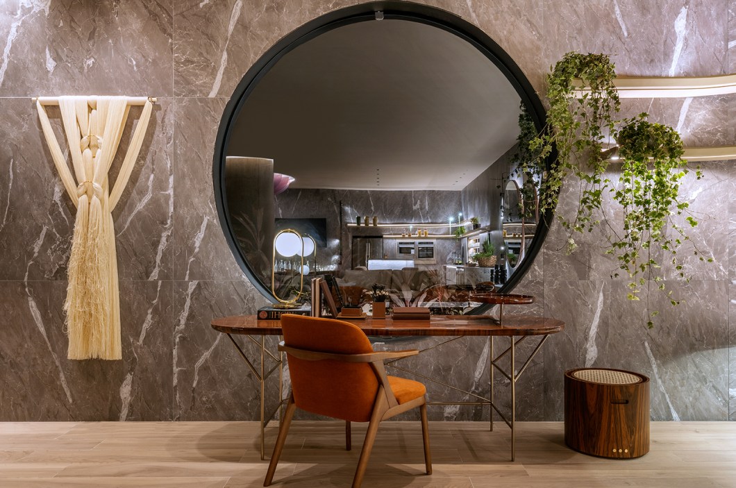 Choque Arquitetura e Design - Farm House da SR Só Reparos. Conforto, tecnologia e acolhimento dão o tom do projeto do trio formado por Simone Turíbio, Marília Turíbio e Dimitri Lociks. O ambiente de 328 m² ressalta a importância das pausas e apreciação da natureza, a partir do design biofílico. Os espaços interno e externo se integram. A escolha dos materiais e revestimentos levou em conta os que minimizam os impactos ao meio ambiente. O escritório assina os bancos de pedra e a luminária Íris. A escrivaninha e o banco de pau de ferro são os lançamentos nacionais do espaço. Choque Arquitetura e Design - Farm House da SR Só Reparos. Conforto, tecnologia e acolhimento dão o tom do projeto do trio formado por Simone Turíbio, Marília Turíbio e Dimitri Lociks. O ambiente de 328 m² ressalta a importância das pausas e apreciação da natureza, a partir do design biofílico. Os espaços interno e externo se integram. A escolha dos materiais e revestimentos levou em conta os que minimizam os impactos ao meio ambiente. O escritório assina os bancos de pedra e a luminária Íris. A escrivaninha e o banco de pau de ferro são os lançamentos nacionais do espaço.