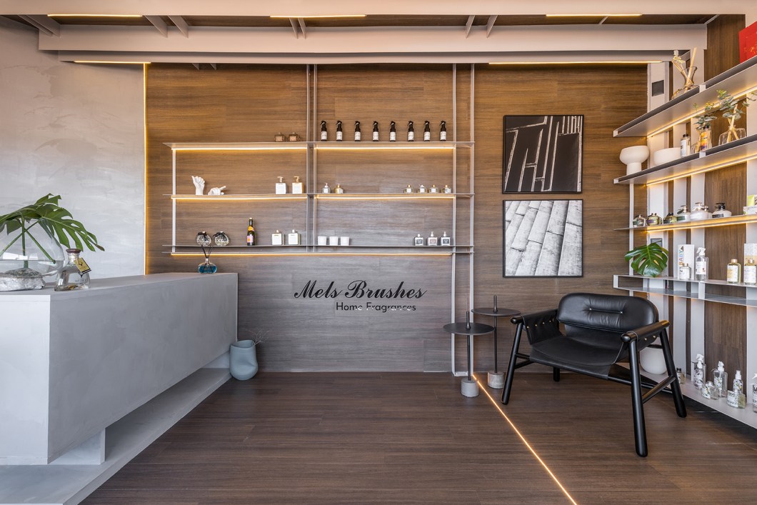 José do Egito e Erick Camilo - Mel Brushes. O minimalismo associado à sofisticação do aço e da madeira são as principais características do ambiente de 18 m² em construção modular. O processo de criação da dupla José do Egito Alves de Souza e Erick Camilo foi baseado em linhas e traços, seguindo um design firme e apostando na estrutura metálica. Para trazer leveza ao ambiente, a arquitetura se encaixa com o paisagismo. Pelo espaço, predominam tons mais sóbrios com bases neutras, amadeirado e cinza. O projeto foi criado para proporcionar um ambiente que traz um bem-estar físico, mental e espiritual. José do Egito e Erick Camilo - Mel Brushes. O minimalismo associado à sofisticação do aço e da madeira são as principais características do ambiente de 18 m² em construção modular. O processo de criação da dupla José do Egito Alves de Souza e Erick Camilo foi baseado em linhas e traços, seguindo um design firme e apostando na estrutura metálica. Para trazer leveza ao ambiente, a arquitetura se encaixa com o paisagismo. Pelo espaço, predominam tons mais sóbrios com bases neutras, amadeirado e cinza. O projeto foi criado para proporcionar um ambiente que traz um bem-estar físico, mental e espiritual.