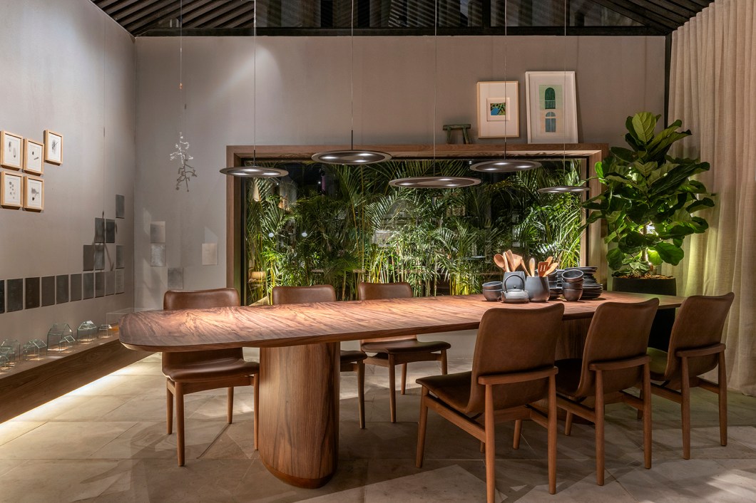 Liê Arquitetas -Nosso Lugar Aqui. Projetado pelas profissionais Carol Gomide e Carol Nathair, o ambiente de 104 m² foi criado em parceria com o Casapark. A ideia foi representar nesse espaço o infinito de uma casa com histórias. Com ambientes sociais integrados, utilização de cores sóbrias, estrutura metálicas em contexto não industrial e esquadrias metálicas tipo verrière, o local acolhe, abraça e tem cantinhos aconchegantes e memoráveis. Completam o espaço, uma instalação da artista plástica Valéria Pena e obras de artistas renomados como Volpi, Bracher, Pitágoras, Raquel Neiva, entre outros. Liê Arquitetas -Nosso Lugar Aqui. Projetado pelas profissionais Carol Gomide e Carol Nathair, o ambiente de 104 m² foi criado em parceria com o Casapark. A ideia foi representar nesse espaço o infinito de uma casa com histórias. Com ambientes sociais integrados, utilização de cores sóbrias, estrutura metálicas em contexto não industrial e esquadrias metálicas tipo verrière, o local acolhe, abraça e tem cantinhos aconchegantes e memoráveis. Completam o espaço, uma instalação da artista plástica Valéria Pena e obras de artistas renomados como Volpi, Bracher, Pitágoras, Raquel Neiva, entre outros.