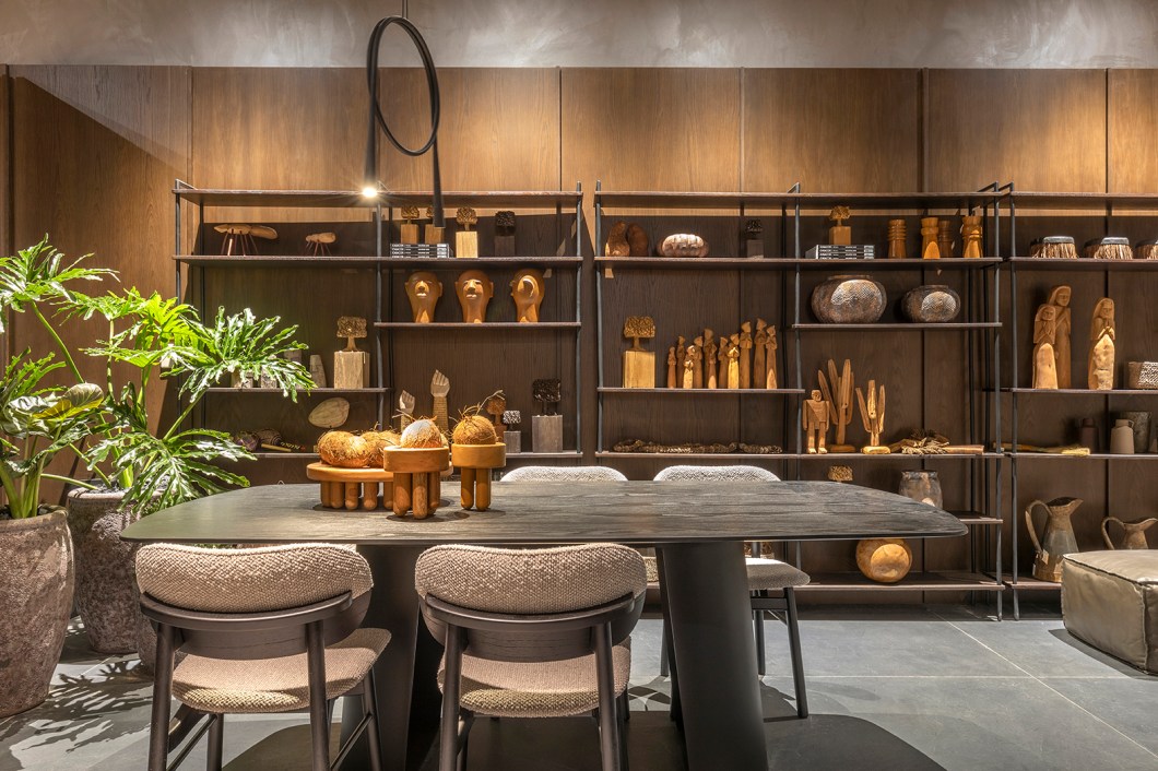 Studio 2 - Infinito Prima Linea. Assinado por Alex Claver e Wilker Medeiros, o ambiente é um loft de 90 m² inspirado em um jovem interiorano que em busca de seus sonhos sai de sua cidade natal e se muda para uma grande metrópole. Linhas contemporâneas se misturam a objetos e obras de arte assinadas por artistas mineiros que conectam esse jovem com suas raízes, com destaque para a escultura "Mesmo que dura para sempre acaba", de Susana Bastos. Impressiona o mosaico de ardósia de diferentes acabamentos desenhado com exclusividade para o espaço, que harmoniza com os tons escuros do projeto, criado em homenagem ao grupo Prima Linea. Studio 2 - Infinito Prima Linea. Assinado por Alex Claver e Wilker Medeiros, o ambiente é um loft de 90 m² inspirado em um jovem interiorano que em busca de seus sonhos sai de sua cidade natal e se muda para uma grande metrópole. Linhas contemporâneas se misturam a objetos e obras de arte assinadas por artistas mineiros que conectam esse jovem com suas raízes, com destaque para a escultura "Mesmo que dura para sempre acaba", de Susana Bastos. Impressiona o mosaico de ardósia de diferentes acabamentos desenhado com exclusividade para o espaço, que harmoniza com os tons escuros do projeto, criado em homenagem ao grupo Prima Linea.