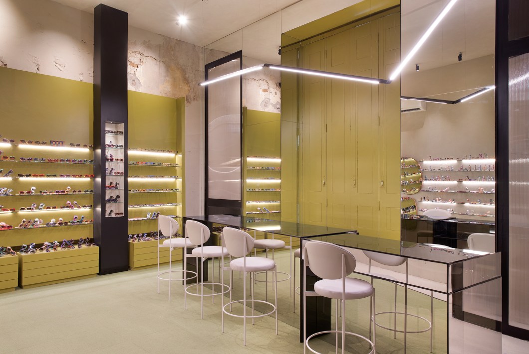 Cadu Arquitetura - Gustavo Eyewear. A loja Gus é sinônimo de cor e ousadia, essa essência foi traduzida na mistura de cores e de diferentes texturas. As paredes desgastadas originais foram o elemento principal para alcançar essa experiência. O projeto alia o uso de materiais super modernos e minimalistas, como o vidro, o acrílico e os tecidos translúcidos sobrepostos aos elementos do passado do edifício. Cadu Arquitetura - Gustavo Eyewear. A loja Gus é sinônimo de cor e ousadia, essa essência foi traduzida na mistura de cores e de diferentes texturas. As paredes desgastadas originais foram o elemento principal para alcançar essa experiência. O projeto alia o uso de materiais super modernos e minimalistas, como o vidro, o acrílico e os tecidos translúcidos sobrepostos aos elementos do passado do edifício.