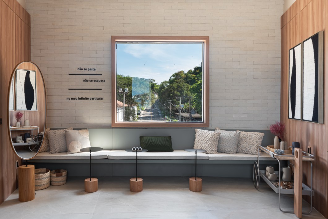 Cida Lamari - Hall de Descompressão. O design biofílico aparece neste ambiente zen, recheado de elementos que remetem ao natural, diversos tons de verde, diferentes texturas e obras dos artistas plásticos Ivan Coelho, Camila Santos e Ester Guedes. Expondo em CASACOR pela quarta vez, a arquiteta e urbanista projetou o espaço de 20 m² voltado para o relaxamento. O local, para desacelerar e contemplar, tem pontos “instagramáveis”, tornando o conceito da fotografia dos momentos em mais uma atividade de relax. Espaços de descompressão tem sido frequentemente utilizados, não somente em residências, mas em ambientes hospitalares ou empresariais, visando trazer qualidade de vida. Cida Lamari - Hall de Descompressão. O design biofílico aparece neste ambiente zen, recheado de elementos que remetem ao natural, diversos tons de verde, diferentes texturas e obras dos artistas plásticos Ivan Coelho, Camila Santos e Ester Guedes. Expondo em CASACOR pela quarta vez, a arquiteta e urbanista projetou o espaço de 20 m² voltado para o relaxamento. O local, para desacelerar e contemplar, tem pontos “instagramáveis”, tornando o conceito da fotografia dos momentos em mais uma atividade de relax. Espaços de descompressão tem sido frequentemente utilizados, não somente em residências, mas em ambientes hospitalares ou empresariais, visando trazer qualidade de vida.