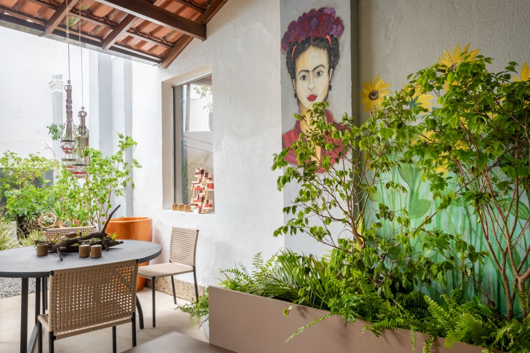 Jadilson Ayres Benevides - Varandas da Casa. Em sua estreia na CASACOR, o arquiteto aposta na integração entre o design biofílico para a varanda de 46 m². No projeto de interiores, variados tons de verde remetem à vegetação local e o cinza queimado encontra toques amadeirados. Entre os materiais utilizados, madeira MDF para criar identificação com as árvores do entorno. Jadilson Ayres Benevides - Varandas da Casa. Em sua estreia na CASACOR, o arquiteto aposta na integração entre o design biofílico para a varanda de 46 m². No projeto de interiores, variados tons de verde remetem à vegetação local e o cinza queimado encontra toques amadeirados. Entre os materiais utilizados, madeira MDF para criar identificação com as árvores do entorno.