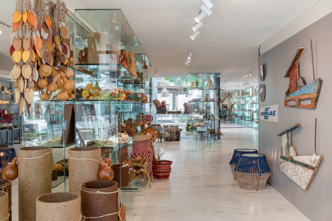 Karla Giaretta - Galeria do Artesanato. A tradicional loja Galeria do Artesanato, parceria com o Sebrae, dá visibilidade ao conjunto de artesãos capixabas que mistura diversos materiais, arte e a cultura popular de forma harmônica em peças de alto nível de design e qualidade em sua composição. Karla Giaretta - Galeria do Artesanato. A tradicional loja Galeria do Artesanato, parceria com o Sebrae, dá visibilidade ao conjunto de artesãos capixabas que mistura diversos materiais, arte e a cultura popular de forma harmônica em peças de alto nível de design e qualidade em sua composição.