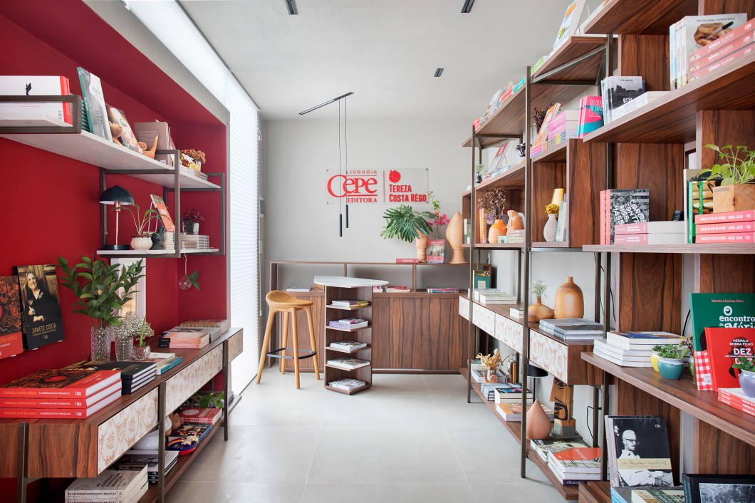 P J Arquitetura - Livraria Cepe - Tereza Costa Rêgo. Ao homenagear Tereza Costa Rego, a CEPE editora reforça que a mulher pode ser dona do seu destino. Sua força, coragem, liberdade e paixão nos convida a refletir sobre o cotidiano e o que de fato é normal ou importante. Assim, criamos uma livraria acolhedora, com atmosfera serena e refinada, permitindo ao leitor acesso fácil às obras de sua preferência. Apresentamos os livros de maneira inusitada e compreensível, convidando a todos a uma boa leitura, com o uso de cores e materiais que despertam memórias afetivas num contexto contemporâneo e peculiar. P J Arquitetura - Livraria Cepe - Tereza Costa Rêgo. Ao homenagear Tereza Costa Rego, a CEPE editora reforça que a mulher pode ser dona do seu destino. Sua força, coragem, liberdade e paixão nos convida a refletir sobre o cotidiano e o que de fato é normal ou importante. Assim, criamos uma livraria acolhedora, com atmosfera serena e refinada, permitindo ao leitor acesso fácil às obras de sua preferência. Apresentamos os livros de maneira inusitada e compreensível, convidando a todos a uma boa leitura, com o uso de cores e materiais que despertam memórias afetivas num contexto contemporâneo e peculiar.