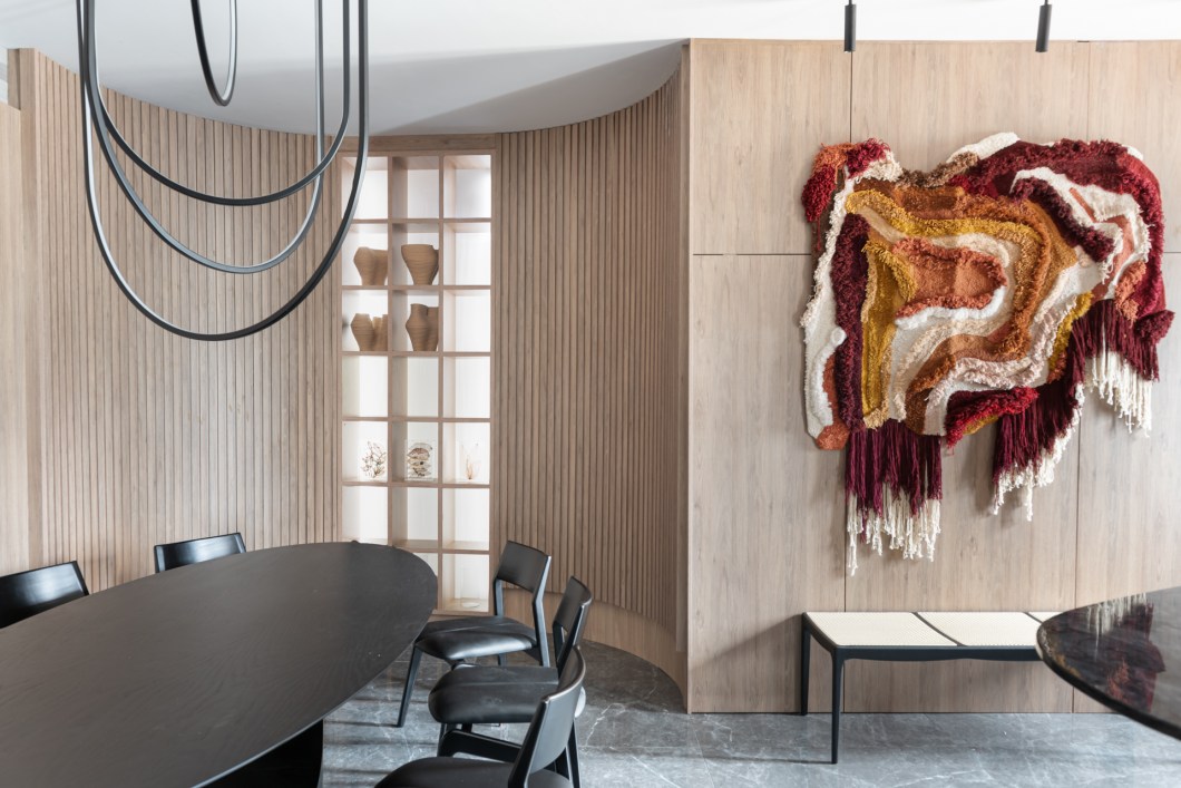 Renzo Cerqueira - Cozinha. A convivência foi um dos pontos principais para a elaboração do projeto de interiores de 40 m², que foi pensado para quem gosta de receber com requinte e possibilidades. O uso predominante do preto, cinza e detalhes brutos referenciam a força depois do período pandêmico. Já as formas orgânicas, em meio às linhas retas do ambiente, são como a vida, ora estamos desviando os nossos percursos e ora estamos caminhando em linha reta. Há vários elementos de tendência do mercado, como tela tencionada, com iluminação embutida e indireta em vários pontos, madeira ebanizada (escurecida), painel ripado curvado, bancada orgânica e mesa oval. Obras de arte de artistas e designers brasileiros complementam e enriquecem o projeto. Renzo Cerqueira - Cozinha. A convivência foi um dos pontos principais para a elaboração do projeto de interiores de 40 m², que foi pensado para quem gosta de receber com requinte e possibilidades. O uso predominante do preto, cinza e detalhes brutos referenciam a força depois do período pandêmico. Já as formas orgânicas, em meio às linhas retas do ambiente, são como a vida, ora estamos desviando os nossos percursos e ora estamos caminhando em linha reta. Há vários elementos de tendência do mercado, como tela tencionada, com iluminação embutida e indireta em vários pontos, madeira ebanizada (escurecida), painel ripado curvado, bancada orgânica e mesa oval. Obras de arte de artistas e designers brasileiros complementam e enriquecem o projeto.